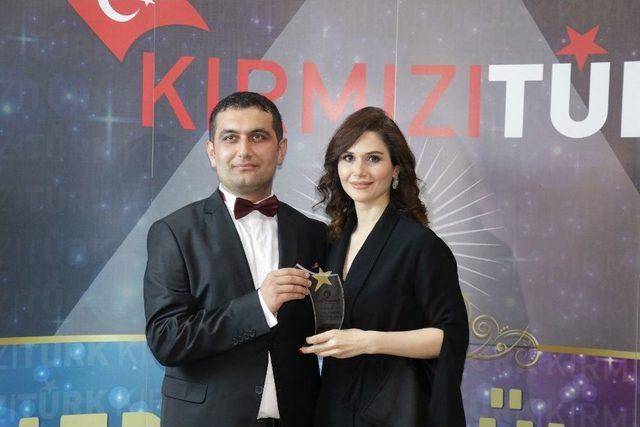 Medyanın En İyileri İzmir&rsquo;de &Ouml;d&uuml;llerini Aldı 1