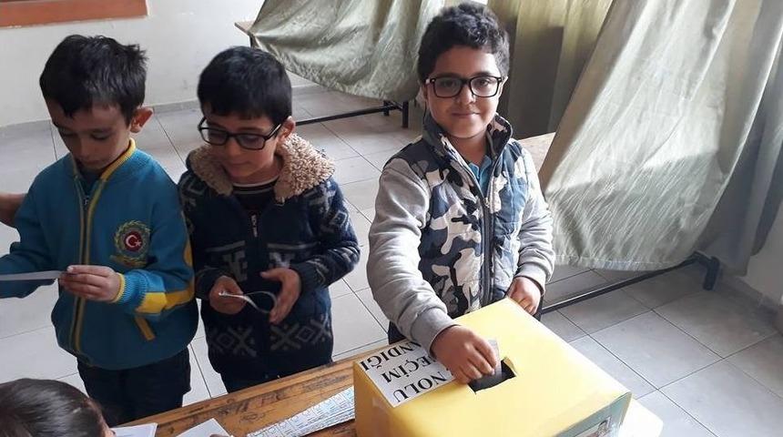 &Ouml;ğrenciler Sandığa Gitti