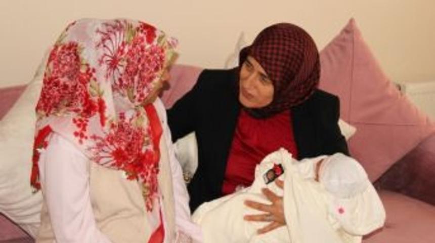 Beyhan Demirtaş, Doğum Yapan Şehit Eşini Ziyaret Etti