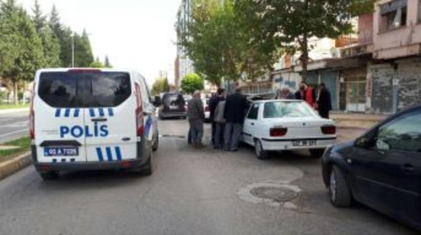 Park Halindeki Otomobil Alev Aldı