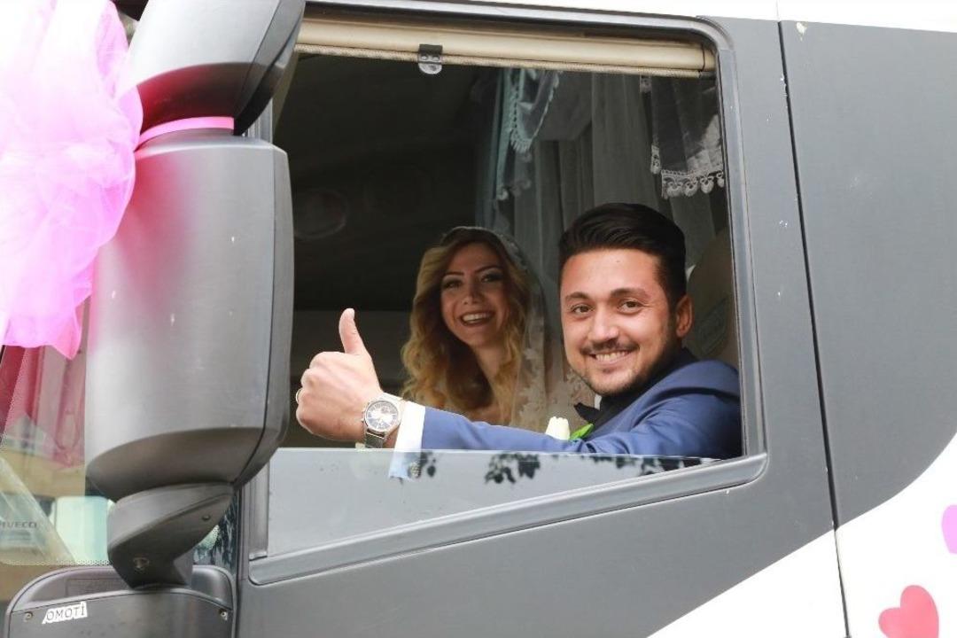 (&ouml;zel Haber) Tır Şof&ouml;r&uuml;n&uuml;n Gelin Arabası Da Tır Oldu