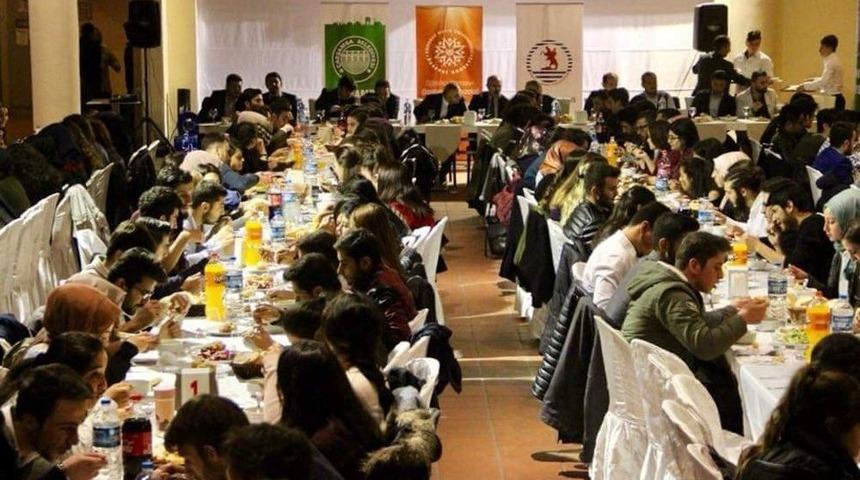 Başkan D&uuml;ndar Om&uuml;&rsquo;l&uuml; &Ouml;ğrencilerle Buluştu