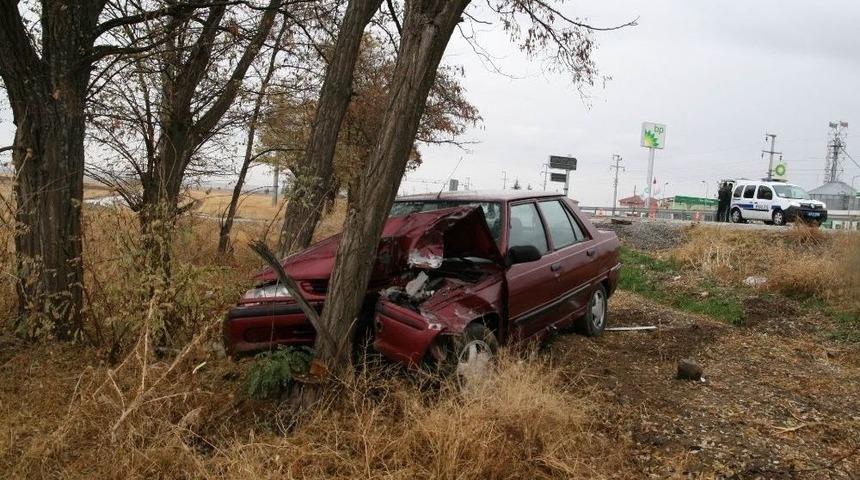 Kulu&rsquo;da İki Otomobil &Ccedil;arpıştı: 2 Yaralı