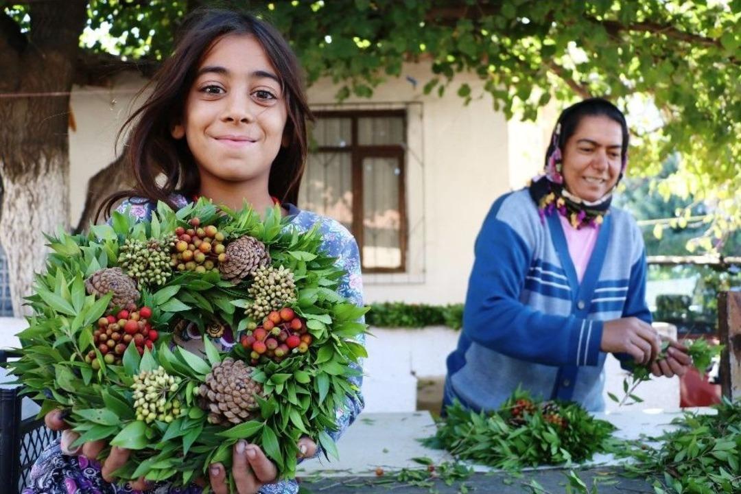 Avrupa&rsquo;nın Kapı Ve Duvarlarını Antalyalı Kadınlar S&uuml;sl&uuml;yor