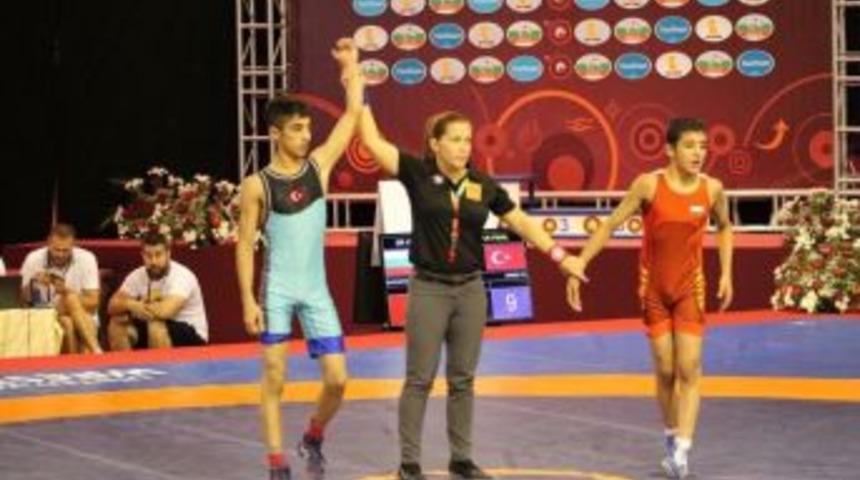 Kayseri Şeker Spor G&uuml;reş&ccedil;isi Balkan Şampiyonu Oldu