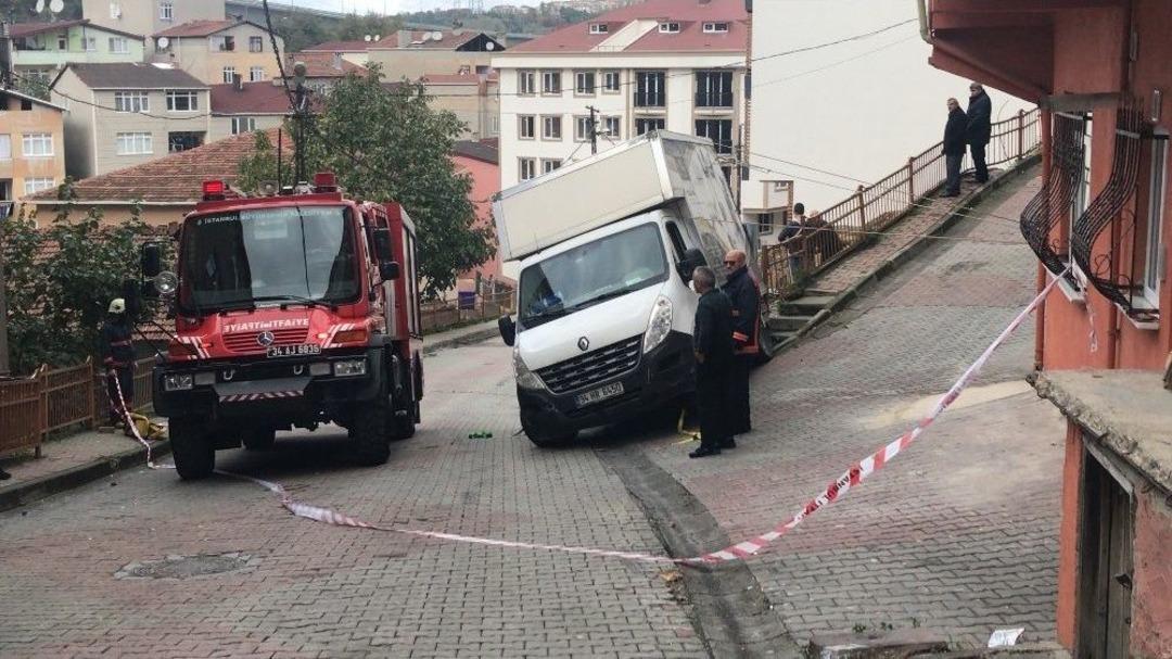 Kamyoneti Yokuş Aşağı Devrilmekten Vatandaşlar Kurtardı