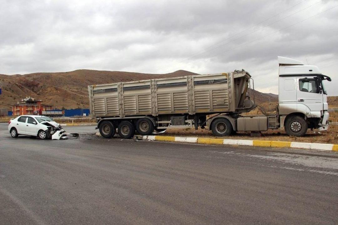 Sivas&rsquo;ta Tır İle Otomobil &Ccedil;arpıştı: 5 Yaralı