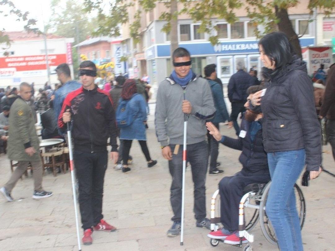 G&ouml;zlerine Siyah Bandaj Takıp, Bir Dakikalığına Engelli Oldular