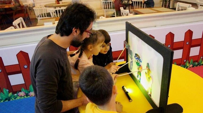 Çocuklar Karagöz Ve Hacivat İle Doyasıya Eğleniyor