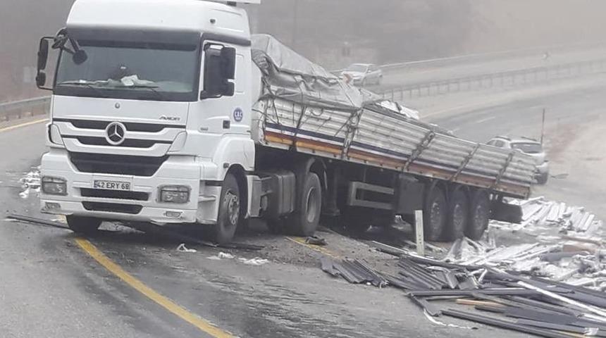 Karaman&rsquo;da Yoldan &Ccedil;ıkan Tır, Ulaşımı Aksattı