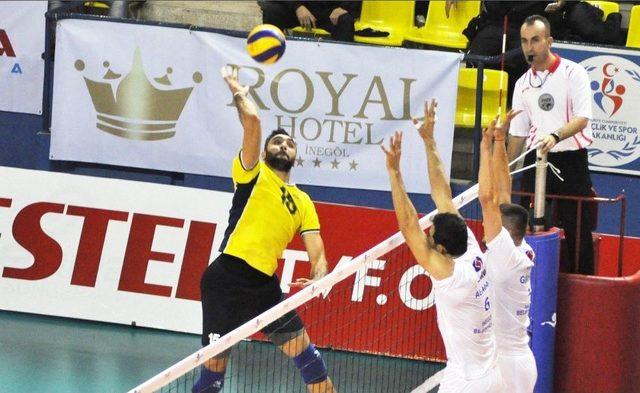 Voleybol Efeler Ligi: İnegöl Belediyespor: 1 - Fenerbahçe: 3