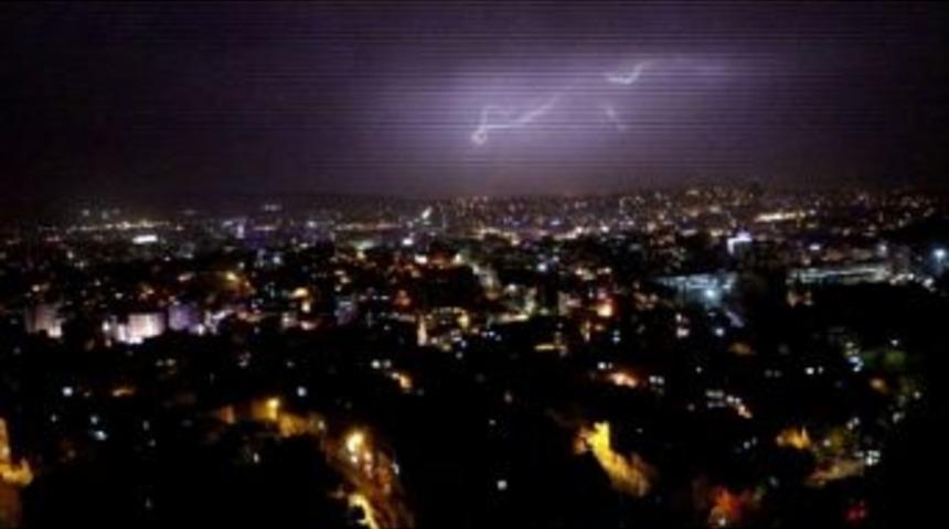 Gaziantep&rsquo;te Art Arda &Ccedil;akan Şimşekler, Geceyi Aydınlandı