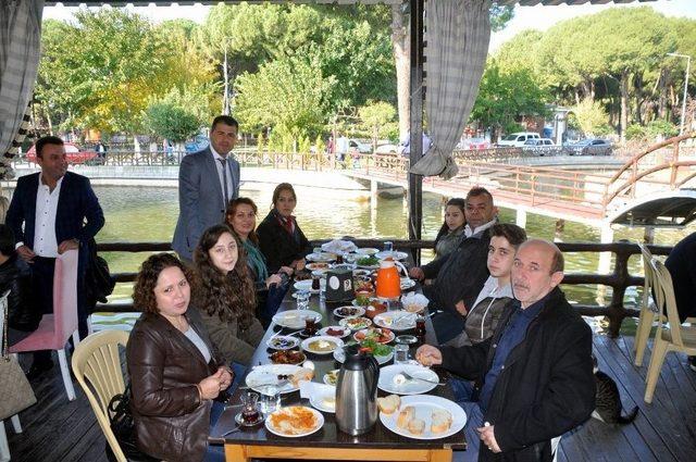 Nazillili Berber Ve Kuaf&ouml;rler Dayanışma Etkinliğinde Buluştu 1