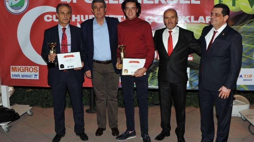 Eğitim İ&ccedil;in Raket Salladılar