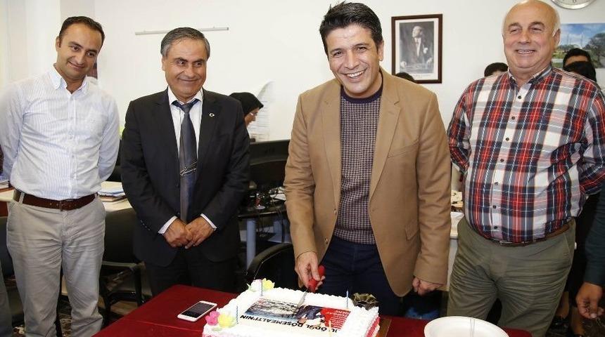 &Ouml;d&uuml;ll&uuml; Meydana Pastalı Kutlama