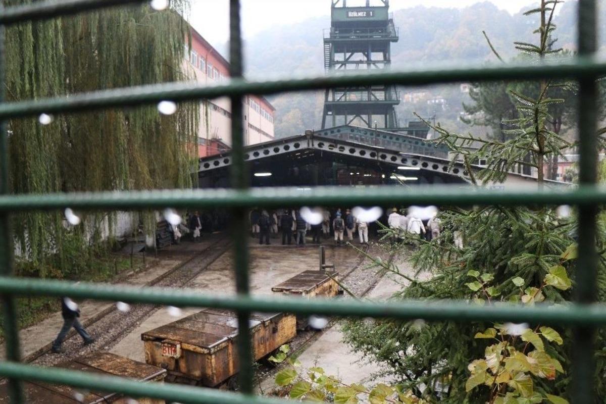 Maden İş&ccedil;ilerinin Ocaktan &Ccedil;ıkmama Eylemi S&uuml;r&uuml;yor