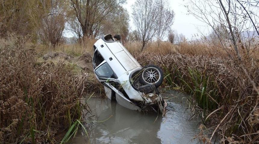 Otomobil Sulama Kanalına U&ccedil;tu, Anne Ve Oğlu Yaralandı