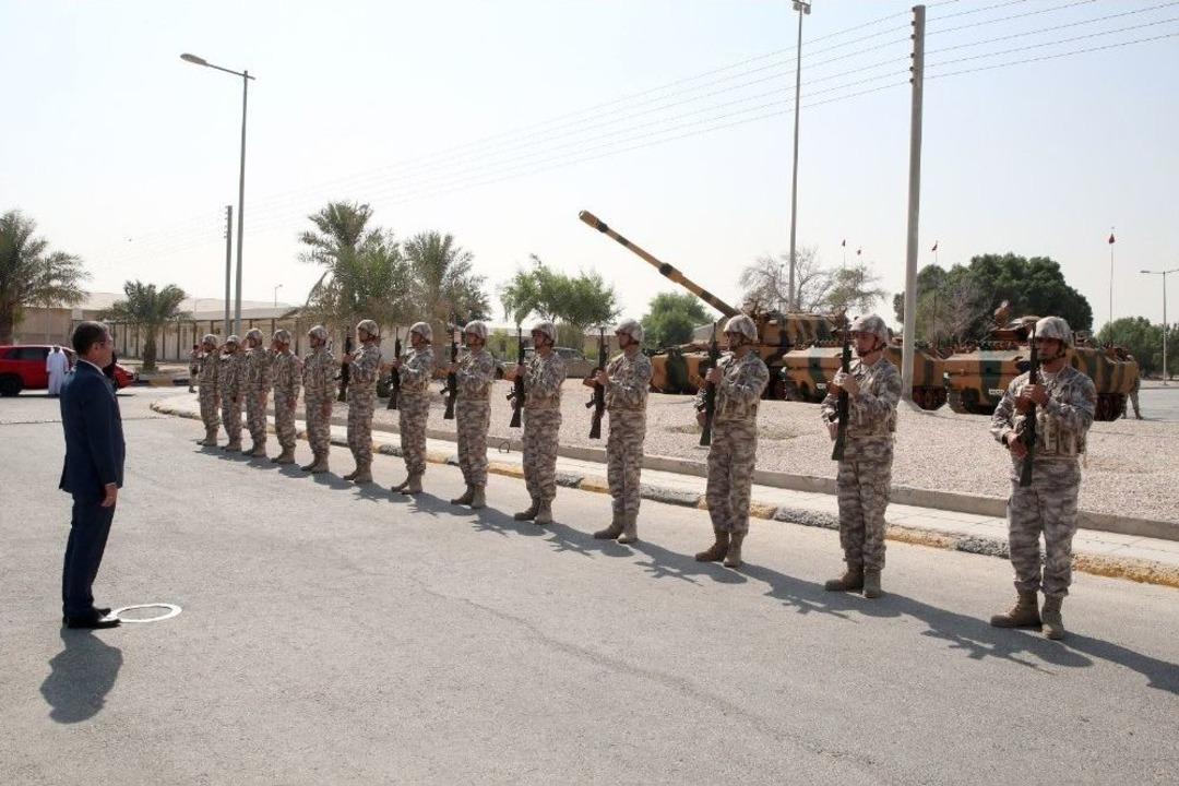 Bakan Canikli, Doha&rsquo;daki Tsk Kara Unsur Komutanlığını Ziyaret Etti