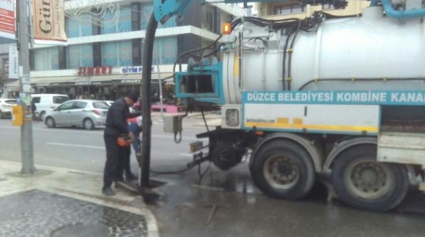 Düzce Belediyesi Rögarların Temizliği Yapılıyor