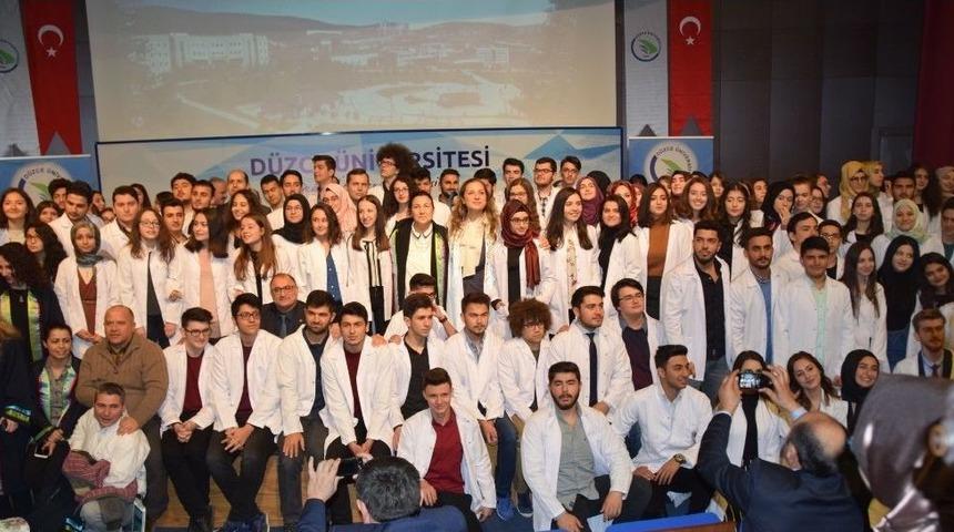 Beyaz &Ouml;nl&uuml;klerini Giyerek Hekimliğe İlk Adımlarını Attı