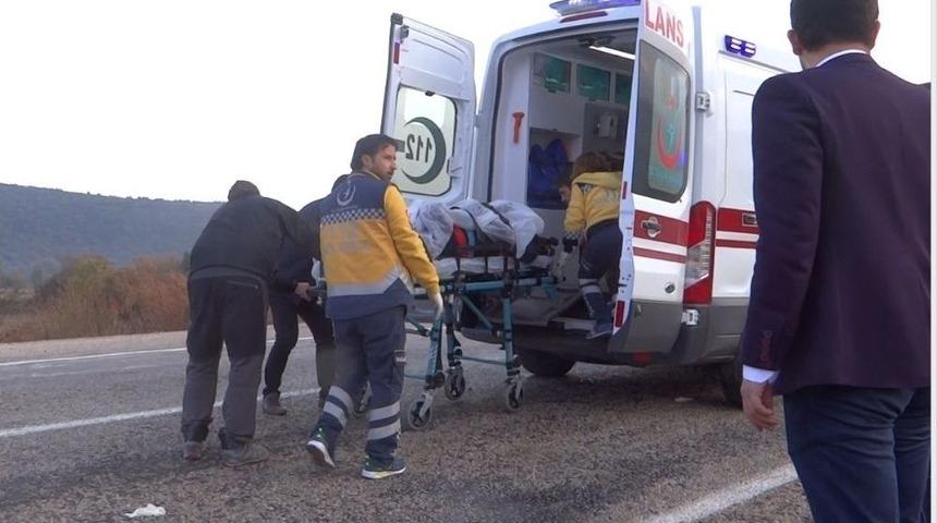 Kontrolden &Ccedil;ıkaran Ara&ccedil; Şarampole Yuvarlandı: 3 Yaralı