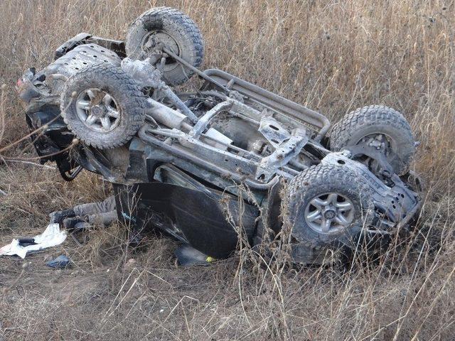 Kontrolden &Ccedil;ıkaran Ara&ccedil; Şarampole Yuvarlandı: 3 Yaralı 2