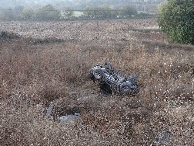 Kontrolden &Ccedil;ıkaran Ara&ccedil; Şarampole Yuvarlandı: 3 Yaralı 3