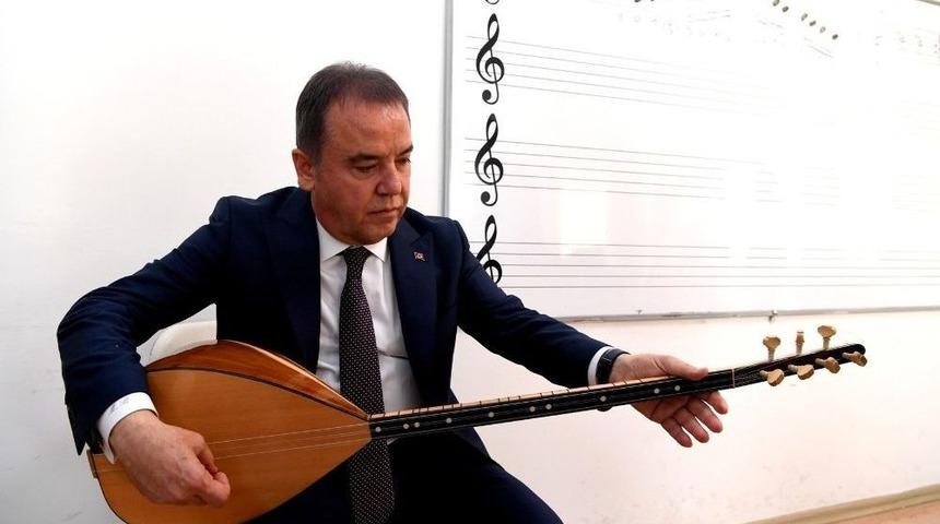 Başkan B&ouml;cek&rsquo;ten &lsquo;bağlama&rsquo; Dinletisi