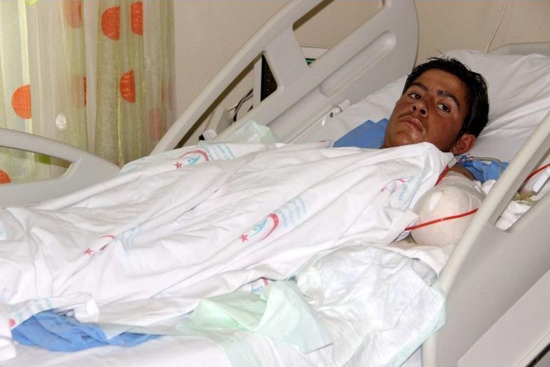 Kuşu Kurtarırken Kollarından Olan Ramazan&rsquo;a K&uuml;&ccedil;&uuml;k &Ouml;ğrencilerden Sevgi Seli