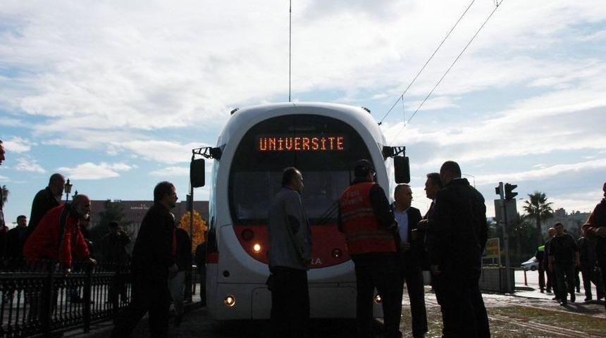 Tramvayın &Ccedil;arptığı Yaşlı Adam Yaralandı