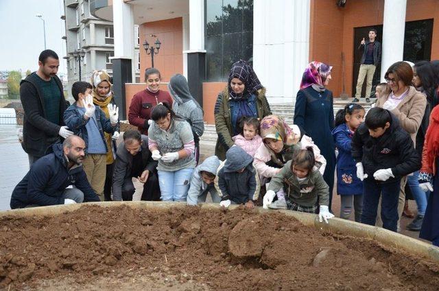 Özel Öğrenciler Lale Soğanlarını Toprakla Buluşturdu