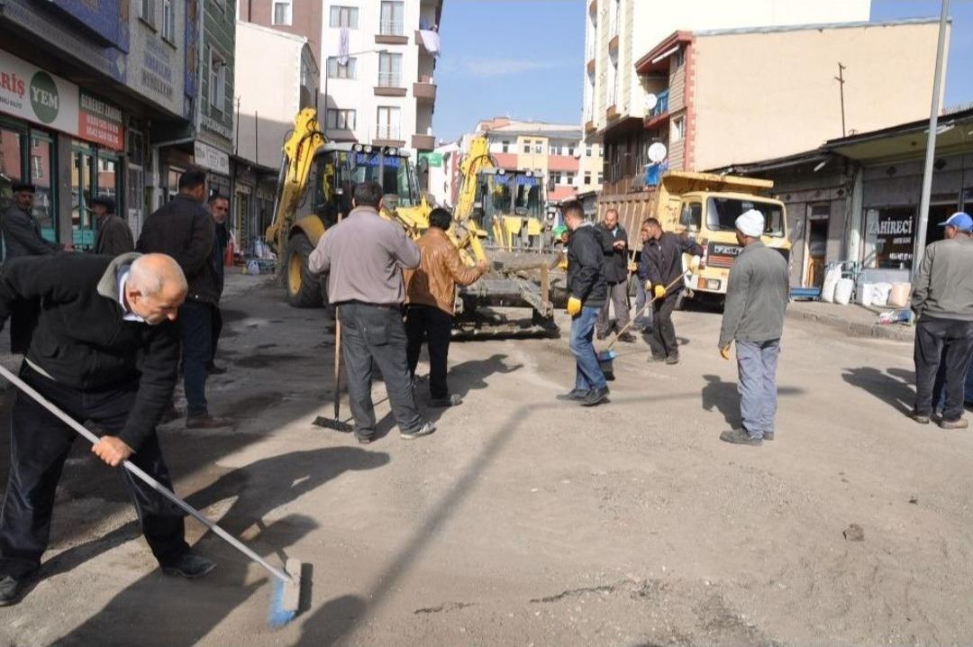 Kars Belediyesi Asfalt &Ccedil;alışmalarına Devam Ediyor