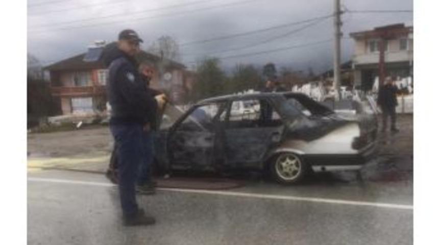 Hareket Halindeki Otomobil Motor Kısmından Yandı