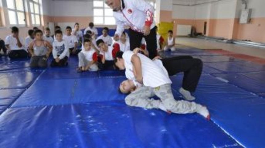 Geleceğin G&uuml;reş Şampiyonları Muttalip&rsquo;te Yetişiyor