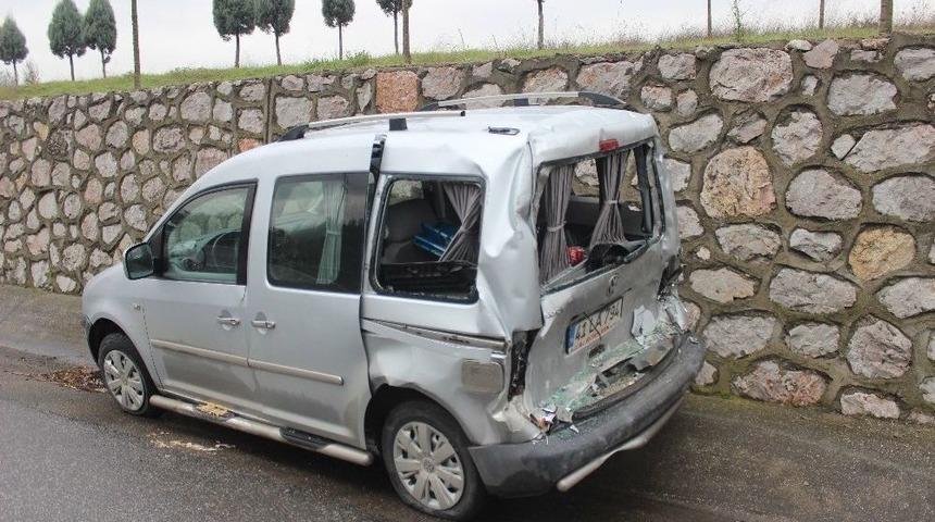 Tır Otomobile Arkadan &Ccedil;arptı: 2 Yaralı