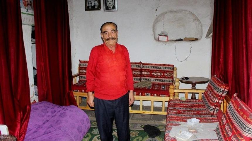 Yedi Dil Bilen Y&ouml;r&uuml;k, Bildiği Her Dilde Kısmet Arıyor