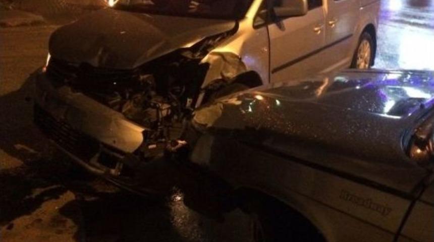 Kamyonet İle Otomobil &Ccedil;arpıştı: 2 Yaralı