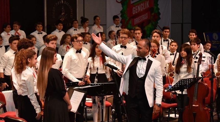 &Uuml;nl&uuml; Tenor Aysev&rsquo;den Uysal&rsquo;a &Ouml;vg&uuml;