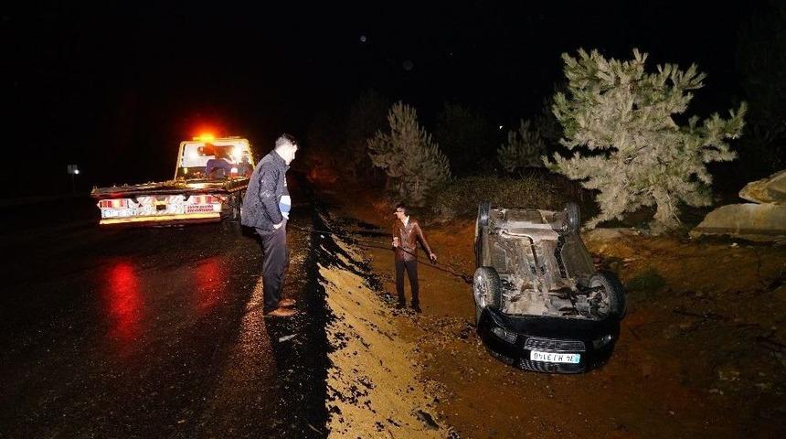 Yoldan &Ccedil;ıkan Otomobil Ters D&ouml;nd&uuml;: 2 Yaralı