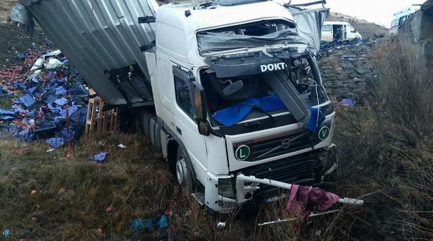 Sivas’ta Tır Kazaları: 2 Ölü, 1 Yaralı