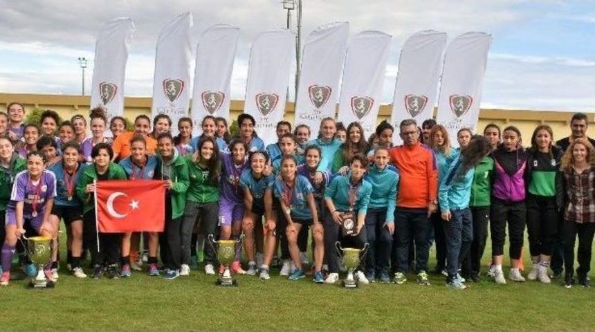 D&ouml;şemealtı Kadın Futbol Takımı T&uuml;rkiye İkincisi Oldu