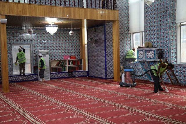 Siirt Belediyesinden Cami Temizleme Seferberliği