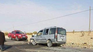 Hafif Ticari Araçlar Çarpıştı: 2 Yaralı