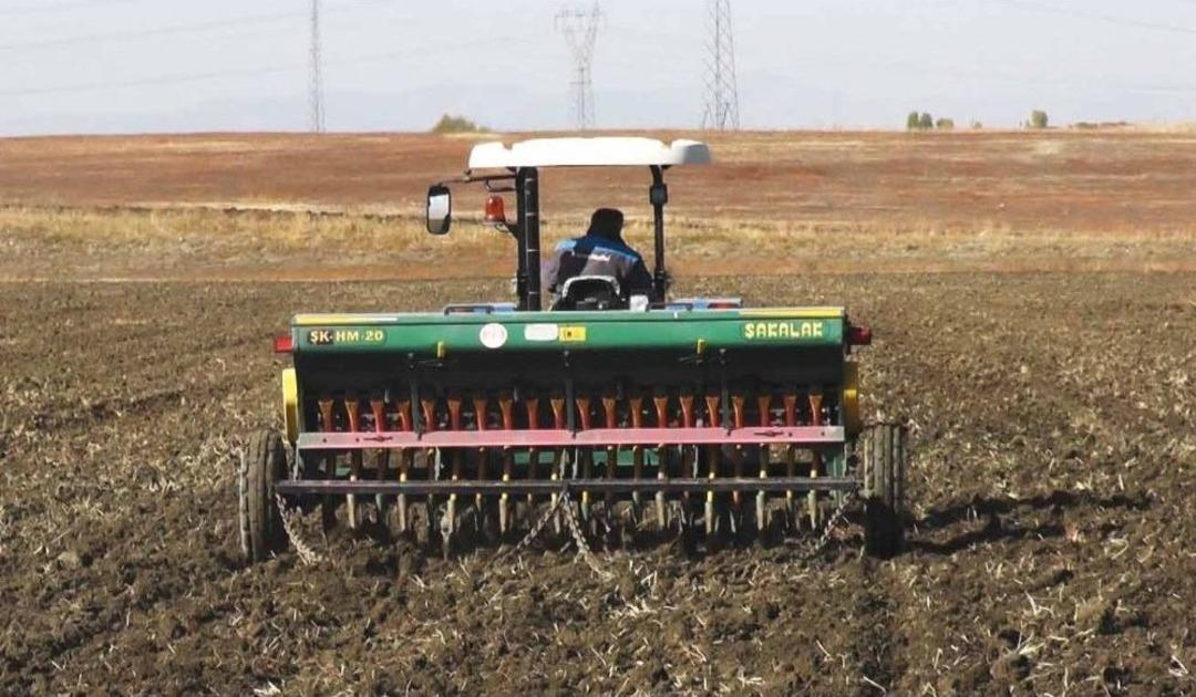 Yağışları Fırsat Bilen &Ccedil;ift&ccedil;iler Tohum Ekmeye Başladı