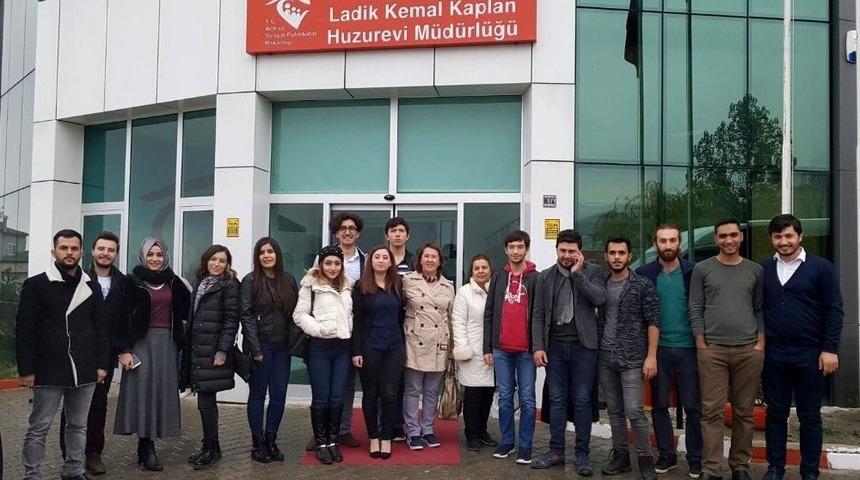 Om&uuml;&rsquo;l&uuml; &Ouml;ğrenciler Yaşlıları Unutmadı