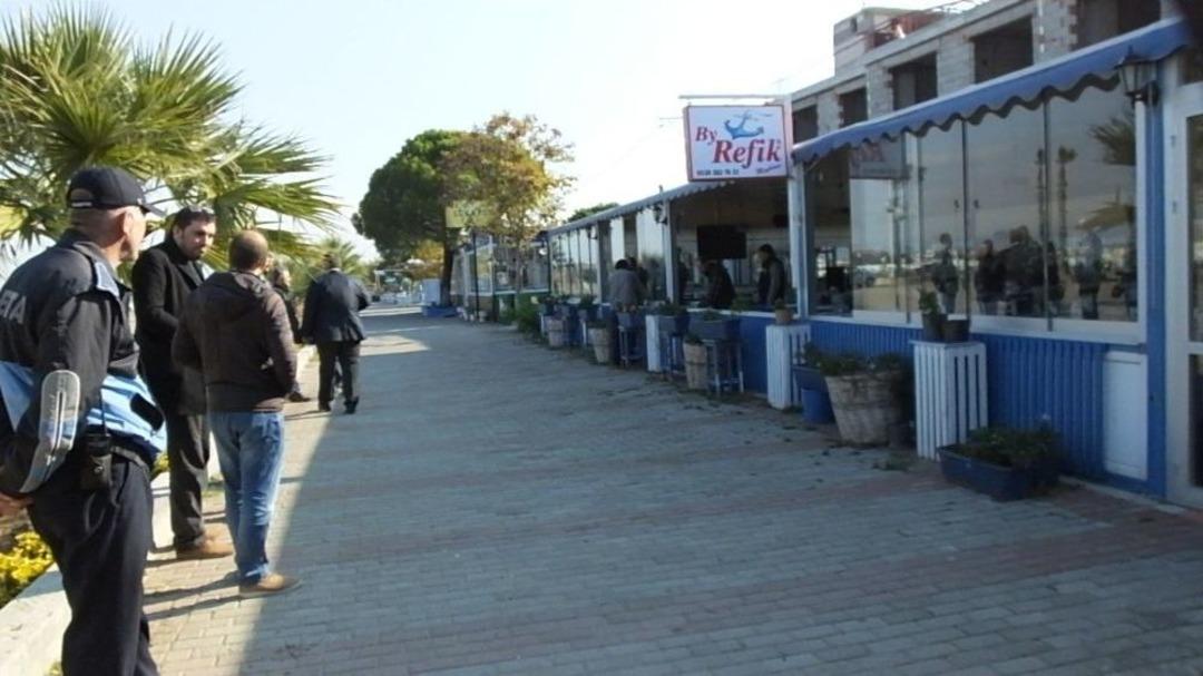 Burhaniye&rsquo;de Belediye Ekipleri Makinesiz Yıkım Yaptı