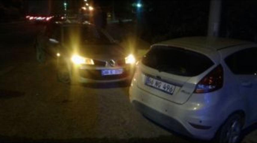 Gölbaşı İlçesinde İki Otomobil Çarpıştı