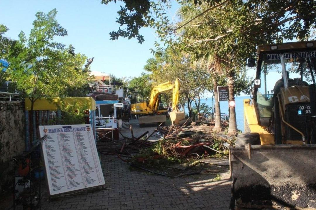 Side&rsquo;de Ruhsatsız Yapılara Yıkım