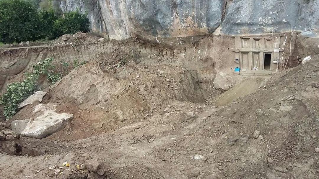 Tapulu Arazide Kazı Yapılırken 2 Bin 400 Yıllık Mezar Bulundu