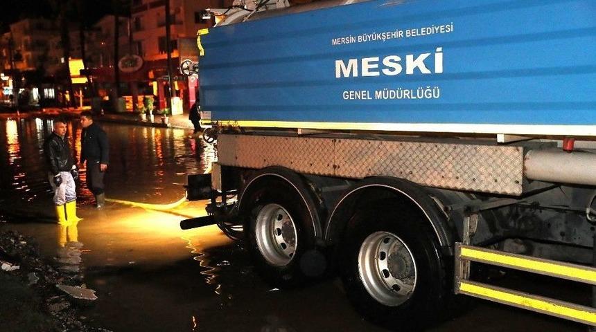 Büyükşehir Belediyesi Ekipleri Silifke’deki Sele Anında Müdahale Etti